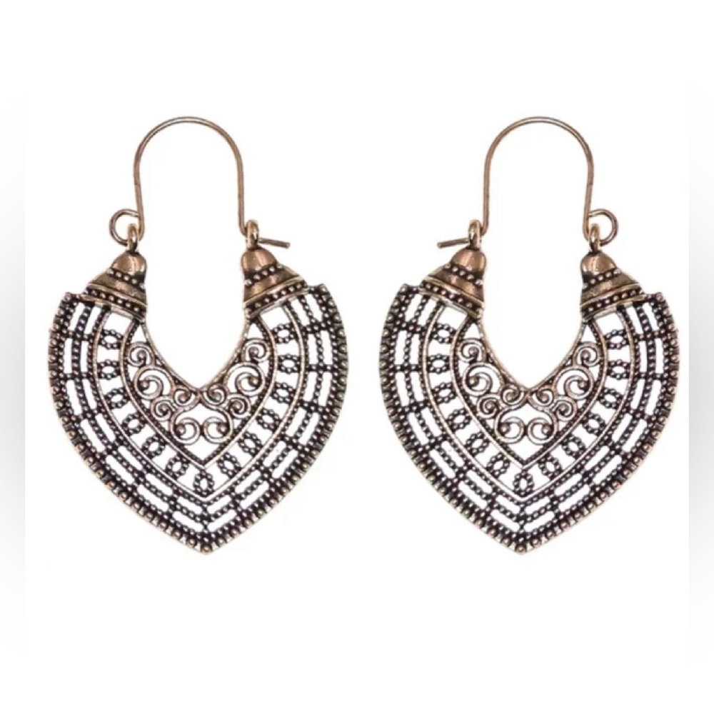 Elegant Gold tone Filigree Earrings NWOT